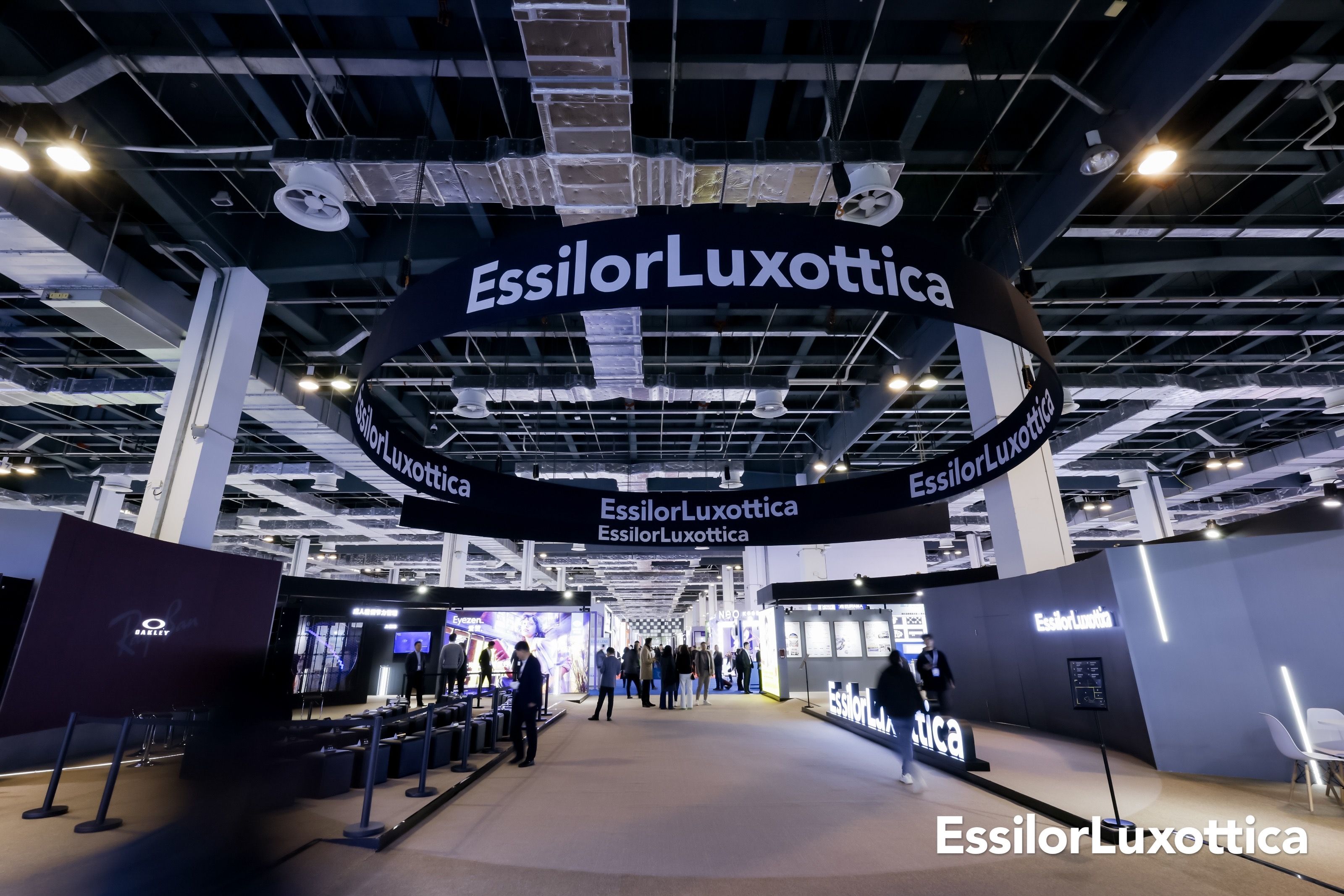 上海展臺設(shè)計(jì)搭建 | 依視路陸遜梯卡多項(xiàng)創(chuàng)新成果亮相上海眼鏡展