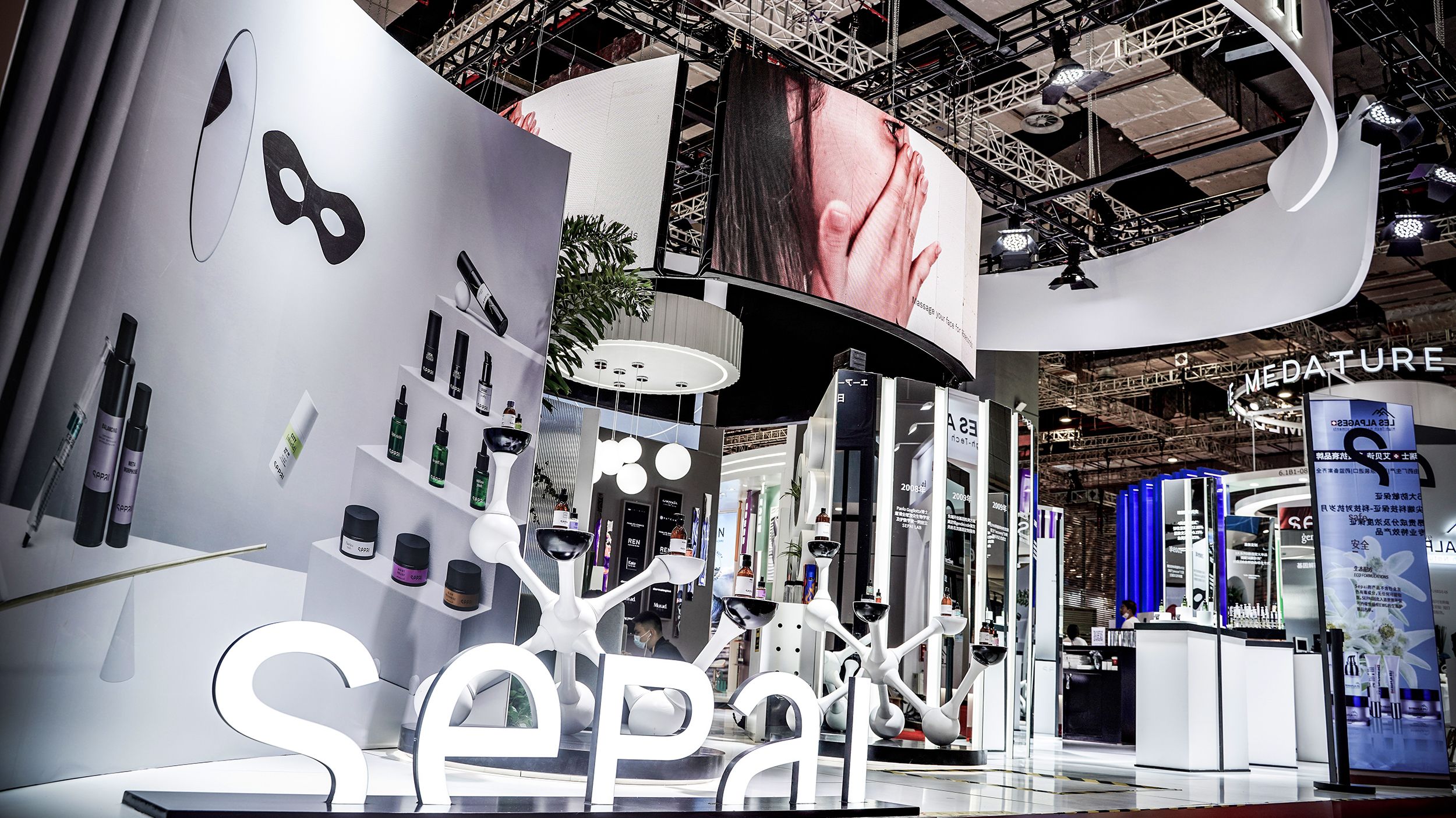 上海展臺(tái)展架搭建中的照明選擇與燈光種類(lèi)，提升展品吸引力的關(guān)鍵